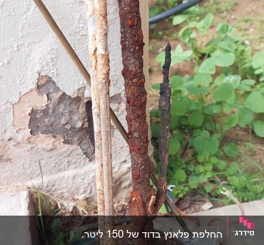 חלקי דוד שמש חלודים ומפורקים על הקרקע